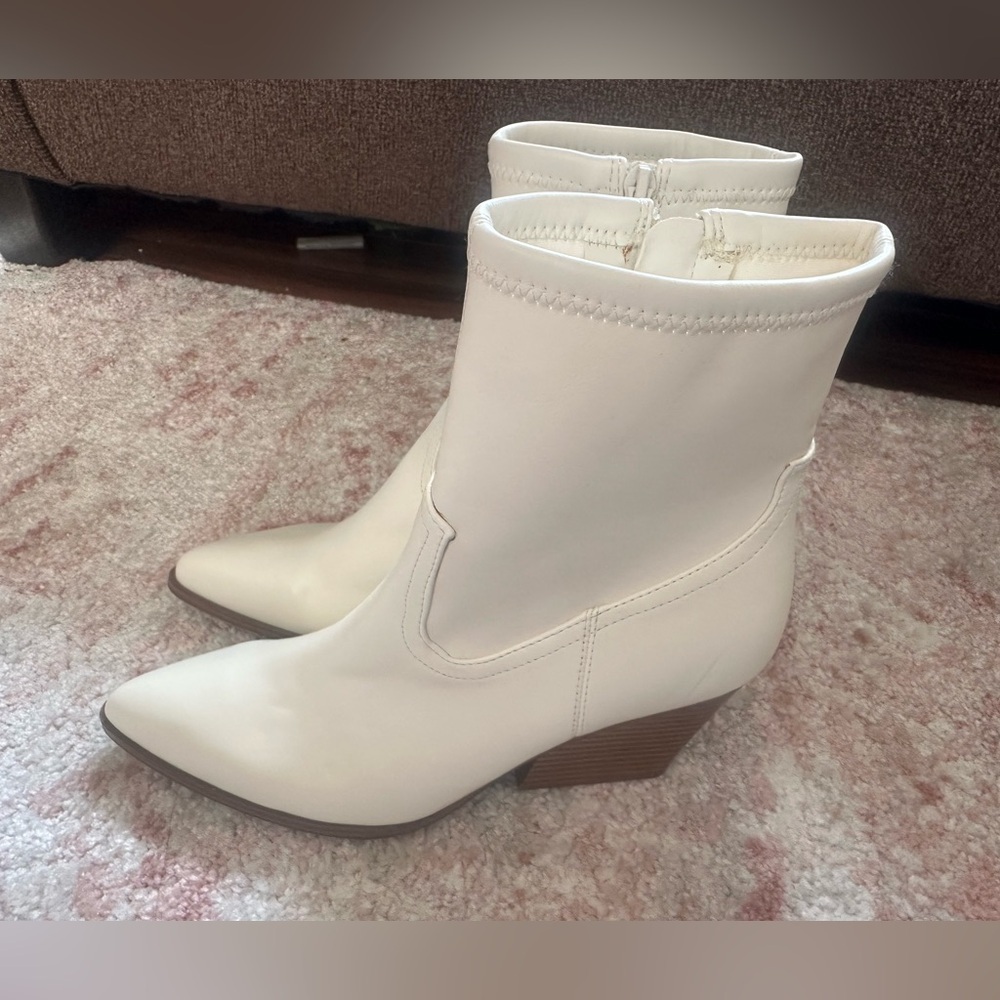 Indigo brand women's ankle boots size 8    (#129)